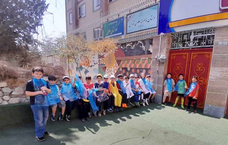 کلاس هنر(نقاشی دیواری) پایه ی سوم
