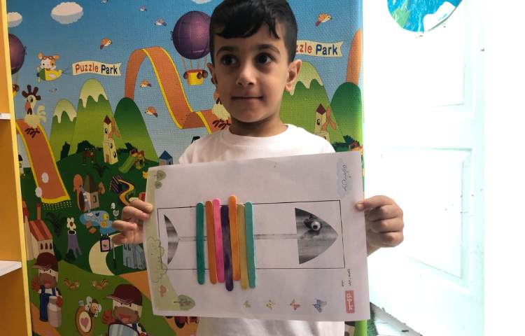 کلاس هوش: دانش‌اموزان چوب بستنی‌ها را با توجه به الگو داده شده در جهت شناخت رنگ‌ها چسباندند. 1