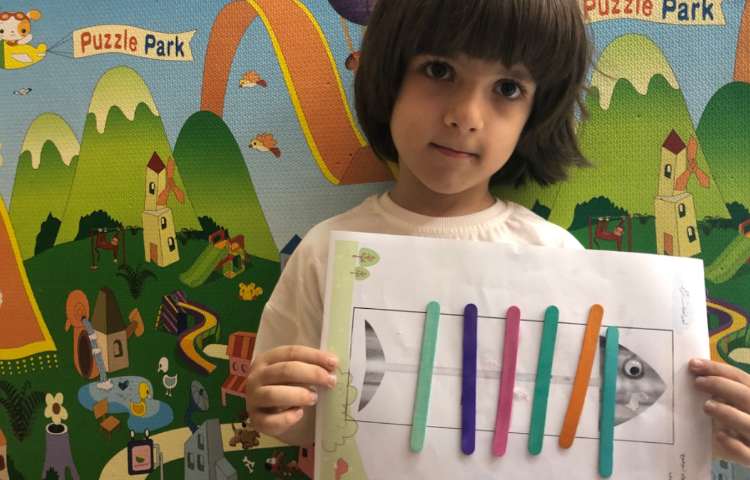 کلاس هوش: دانش‌اموزان چوب بستنی‌ها را با توجه به الگو داده شده در جهت شناخت رنگ‌ها چسباندند. 2