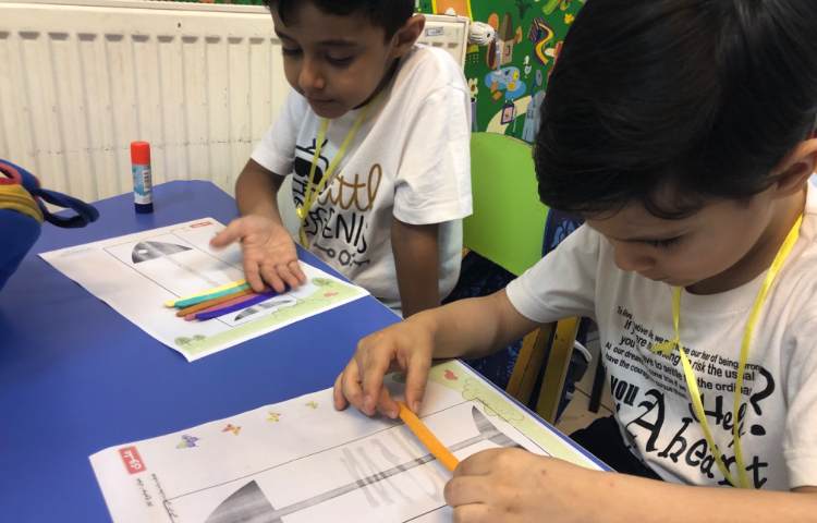 کلاس هوش: دانش‌اموزان چوب بستنی‌ها را با توجه به الگو داده شده در جهت شناخت رنگ‌ها چسباندند. 4