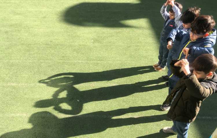 کلاس هوش و خلاقیت آموزش سایه ها را در حیاط 1