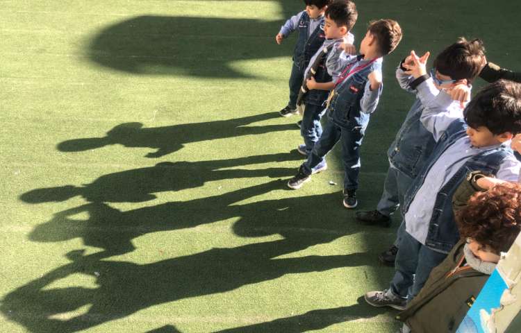کلاس هوش و خلاقیت آموزش سایه ها را در حیاط 3