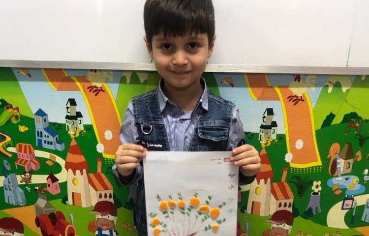 کلاس هوش و خلاقیت جهت دستورزی، پوست نارنگی را جدا کردیم و برش دادیم و با ان درخت نارنگی درست کردیم 1