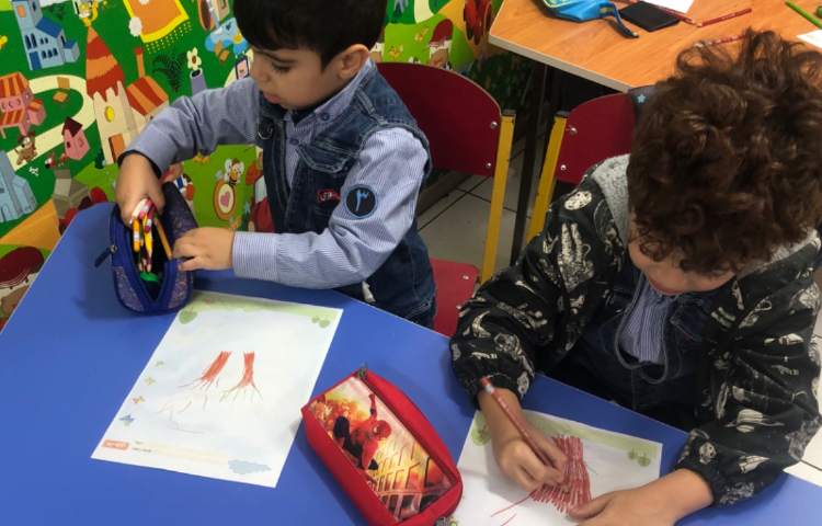 کلاس هوش و خلاقیت جهت دستورزی، پوست نارنگی را جدا کردیم و برش دادیم و با ان درخت نارنگی درست کردیم 5