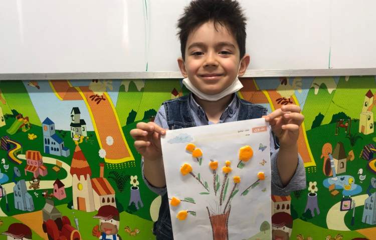 کلاس هوش و خلاقیت جهت دستورزی، پوست نارنگی را جدا کردیم و برش دادیم و با ان درخت نارنگی درست کردیم