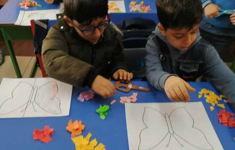 کلاژ با خرده های کاغذرنگی 1