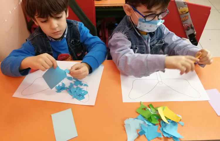 کلاژ پروانه با تکه های کاغذرنگی 1