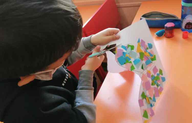 کلاژ پروانه با تکه های کاغذرنگی 2