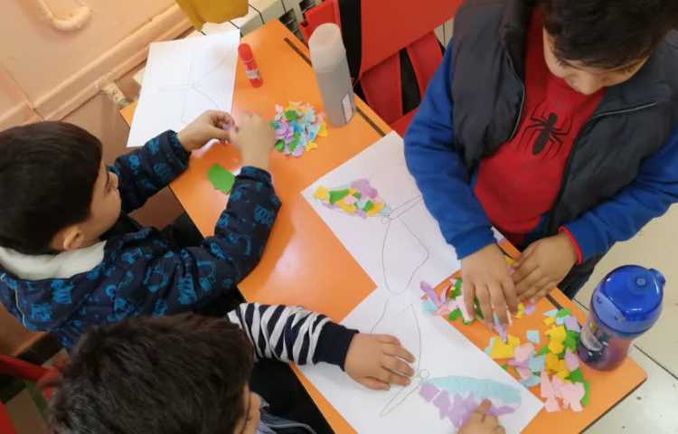 کلاژ پروانه با تکه های کاغذرنگی 3