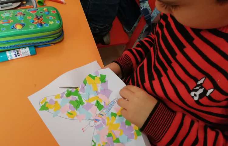 کلاژ پروانه با تکه های کاغذرنگی 4