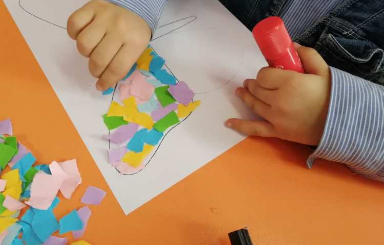 کلاژ پروانه با تکه های کاغذرنگی 5