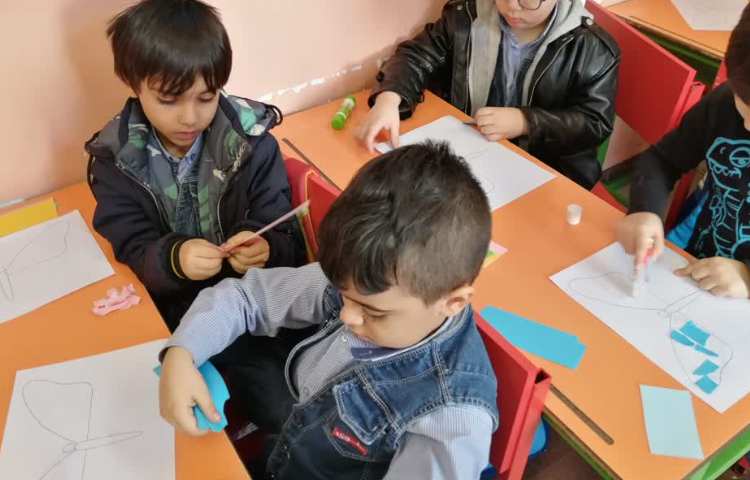 کلاژ پروانه با تکه های کاغذرنگی 6