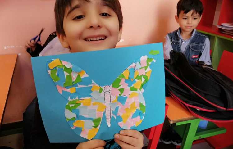 کلاژ پروانه با تکه های کاغذرنگی 7