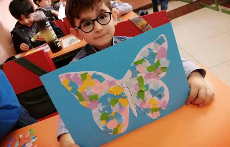 کلاژ پروانه با تکه های کاغذرنگی 8