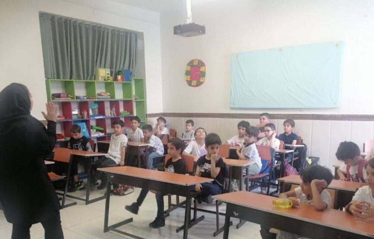 کلیپ واقعه ی عاشورا در کلاس اجرا شد. 2