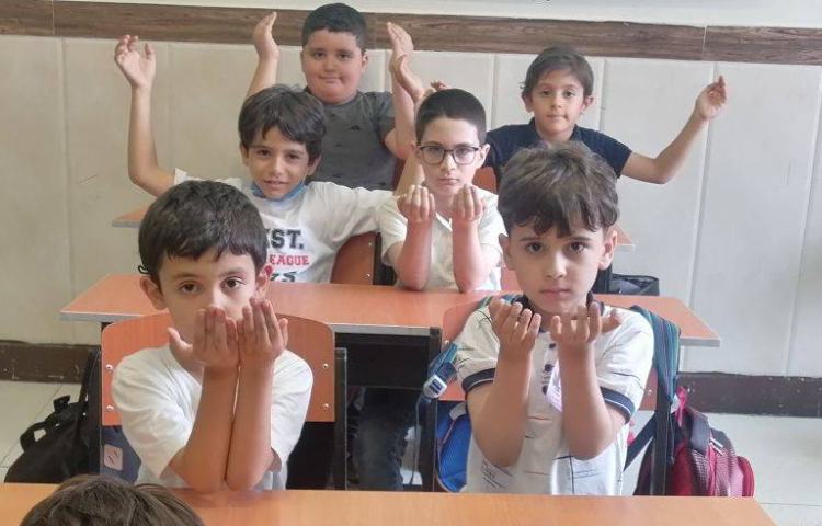 کلیپ واقعه ی عاشورا در کلاس اجرا شد. 3