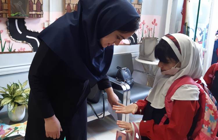 کنترل ناخن های دانش آموزان 1