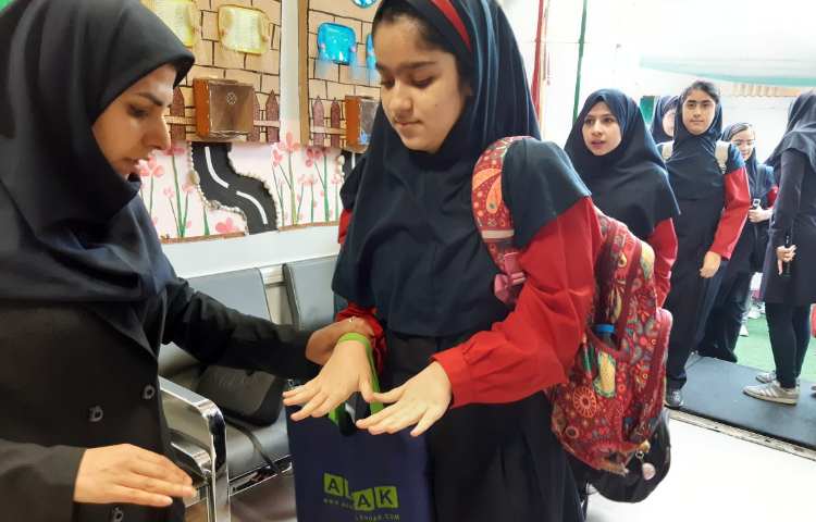 کنترل ناخن های دانش آموزان 2