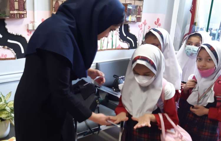 کنترل ناخن های دانش آموزان 4