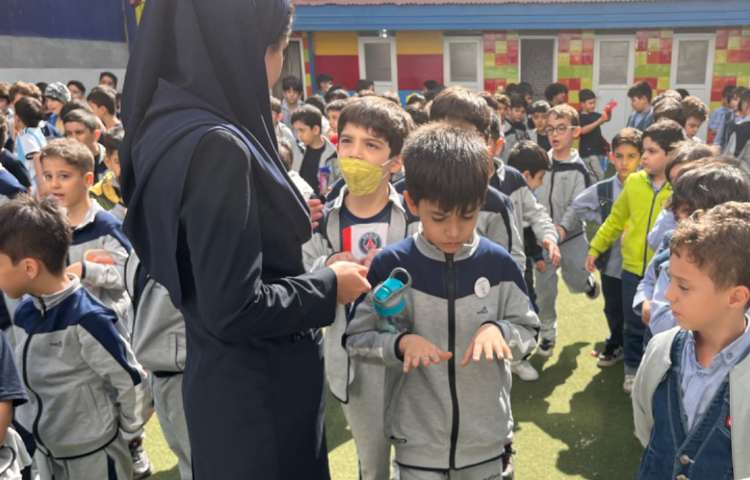 کنترل هفتگی مراقبت بهداشتی توسط مربی بهداشت دبستان