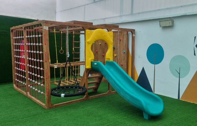 حیاط کودکستان آریاشهر تهران