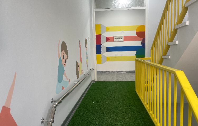 راه‌پله کودکستان آریاشهر تهران