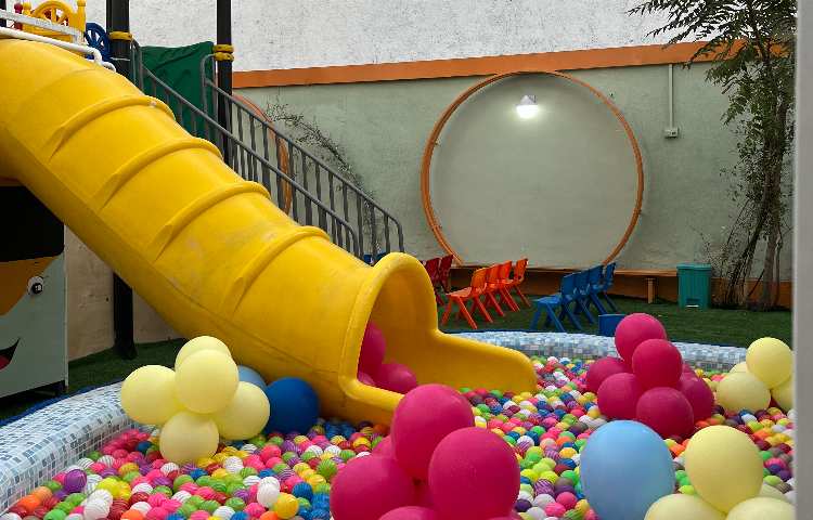 حیاط کودکستان ناحیه 4 مشهد - گلایل