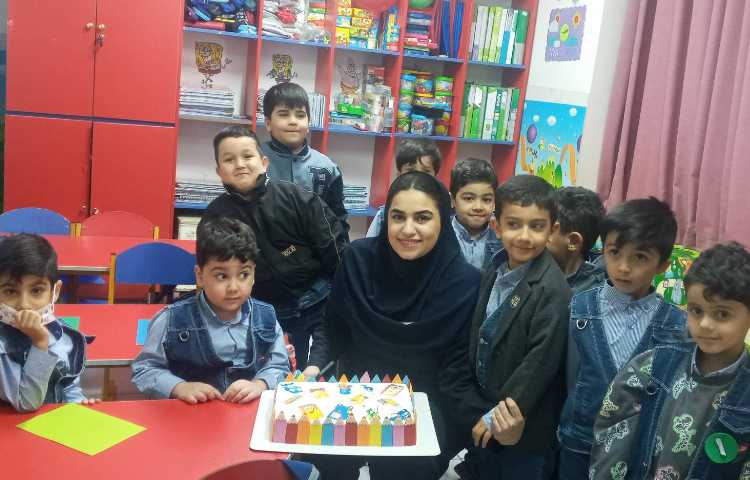 کیک روز دانش آموز-رهام عزیزم زحمت کیک کشیده بود. 1