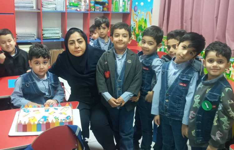 کیک روز دانش آموز-رهام عزیزم زحمت کیک کشیده بود. 3