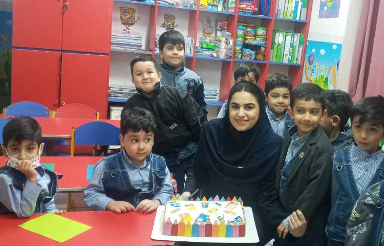 کیک روز دانش آموز-رهام عزیزم زحمت کیک کشیده بود. 4