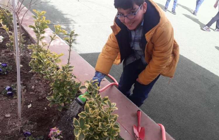 گرامیداشت روز درختکاری دانش آموزان دبستان علوی 5