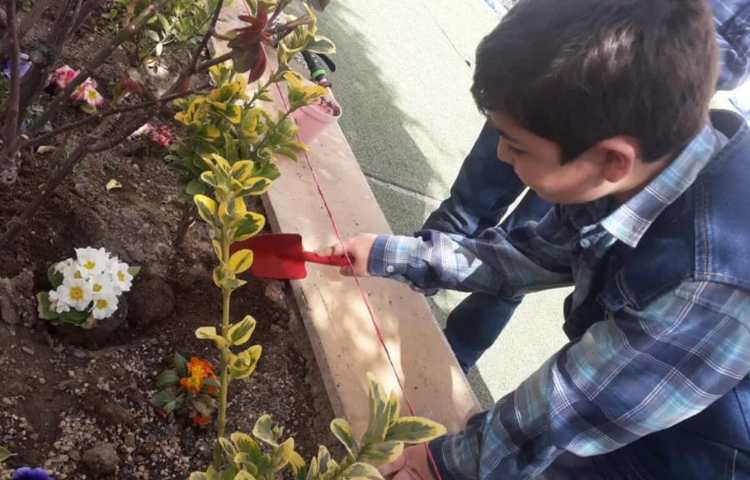 گرامیداشت روز درختکاری دانش آموزان دبستان علوی 8