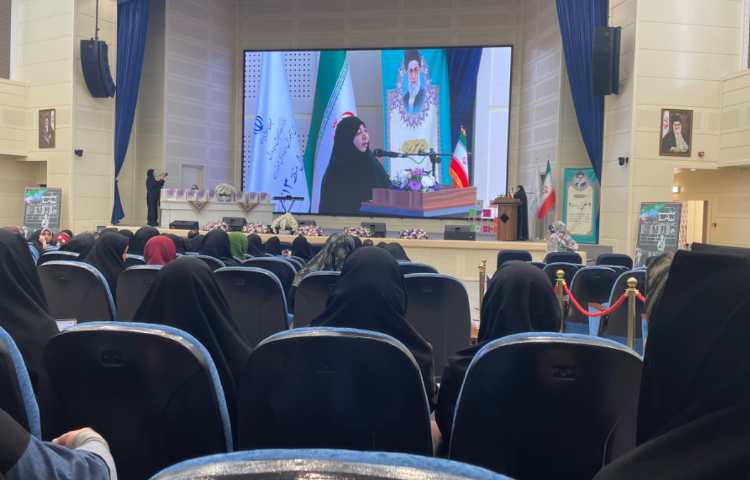 گرامیداشت مقام شامخ معلم در همایش بزرگ رسم ادب اداره آموزش و پرورش منطقه 13 7