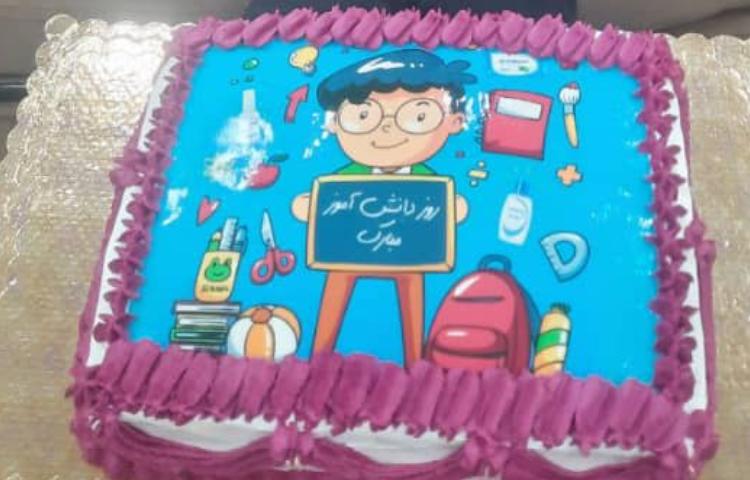 گرامیداشت 13 آبان روز دانش اموز توسط دانش آموزان پایه دوم 3