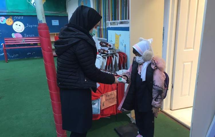 گرفتن اکسیژن و تب دانش آموزان در بدو ورود 1