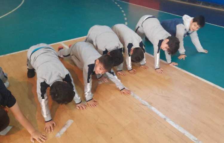 گرم کردن و آموزش پرتاب توب در حلقه بسکتبال به صورت ساده و آموزش شنا سوئدی 2