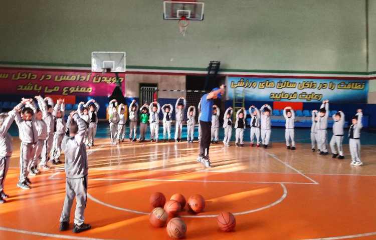 گرم کردن و آموزش پرتاب توب در حلقه بسکتبال به صورت ساده و آموزش شنا سوئدی 8