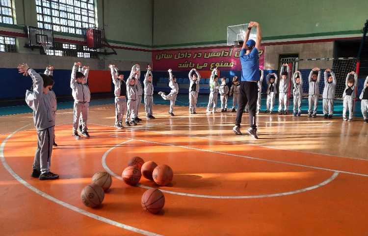 گرم کردن و آموزش پرتاب توب در حلقه بسکتبال به صورت ساده و آموزش شنا سوئدی