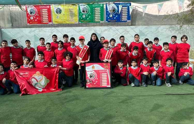 گروه برتر ماه آبان طرح چهارخانه رنگ قرمز 1