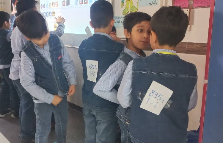 گروه بندی زبان آموزان با جمع اعداد جهت روخوانی معادلات ریاضی 1