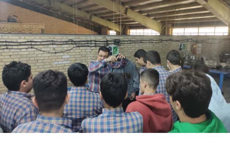 گزارش ویژه برنامه‌های فنی-مهارتی پایه نهم 8