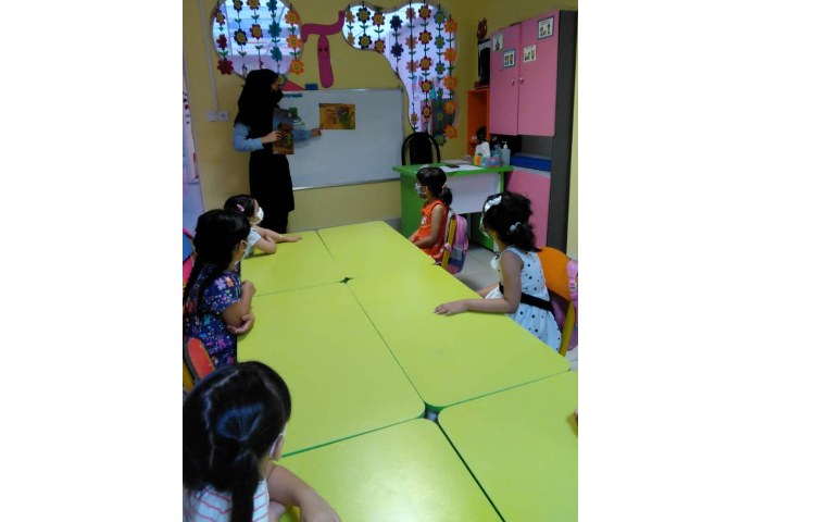 گفتن داستان یک شب در حیاط و اجرای نمایش عروسکی جوجه کوچولو