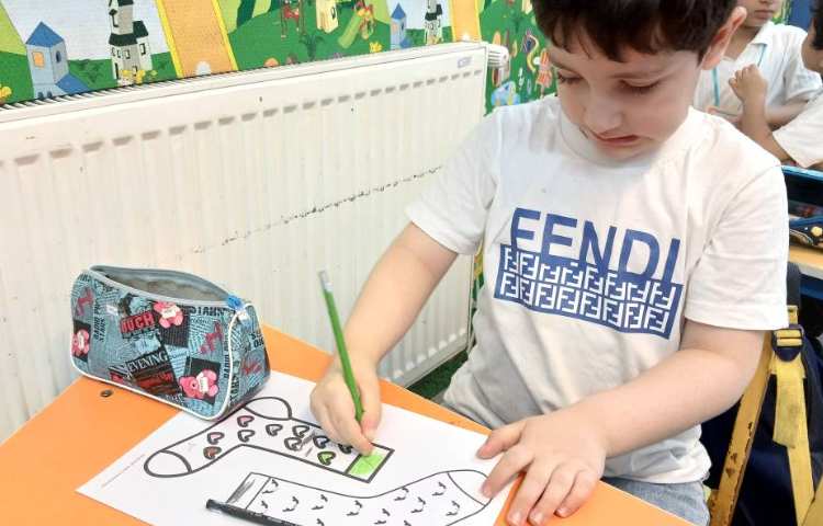 گفت‌وگو درباره‌ی مسئولیت‌پذیری و انجام کارهای شخصی و رنگ‌آمیزی و کار با قیچی ( جوراب من ) 3