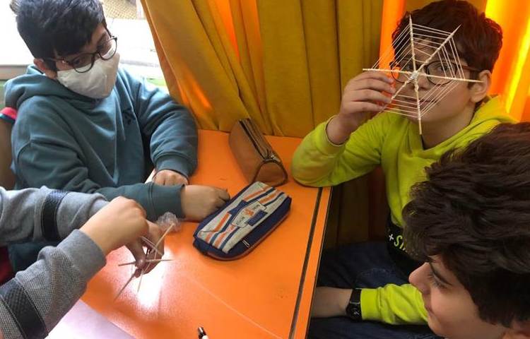 گیاهان دارویی و دنیای عنکبوت ها دانش آموزان پایه چهارم دبستان 3