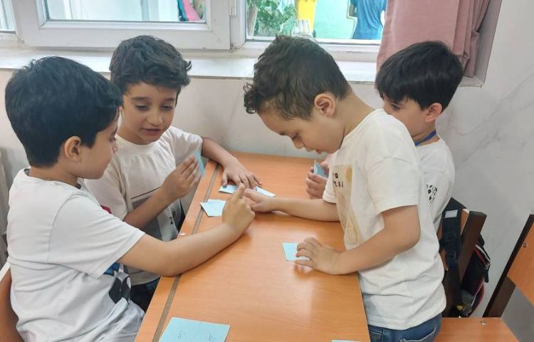 یادآوری کلمات استثنا، و حروف چندشکلی با هدف تقویت حافظه ی دیداری، توانایی ساخت کلمه با استفاده از حر