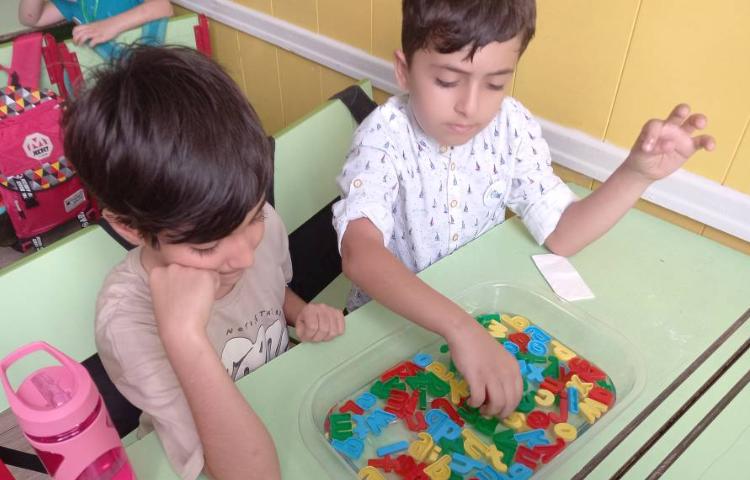 یادگیری حروف i/p/n از طریق بازی با حروف و آب 2