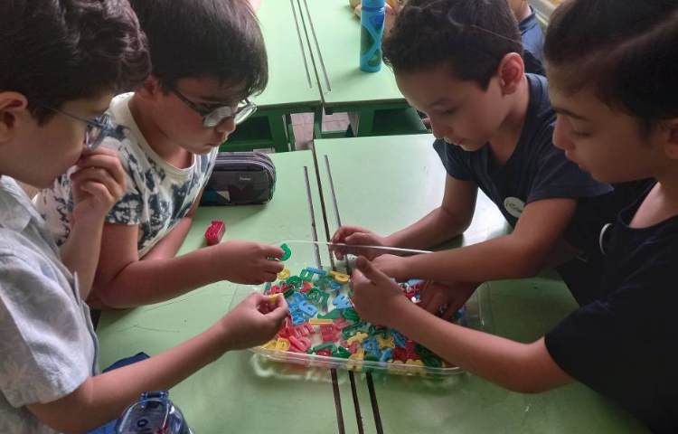 یادگیری حروف i/p/n از طریق بازی با حروف و آب 4