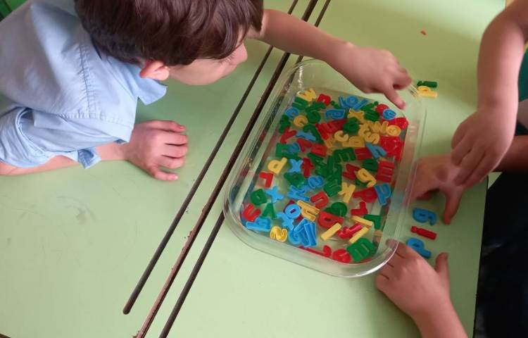 یادگیری حروف i/p/n از طریق بازی با حروف و آب 5