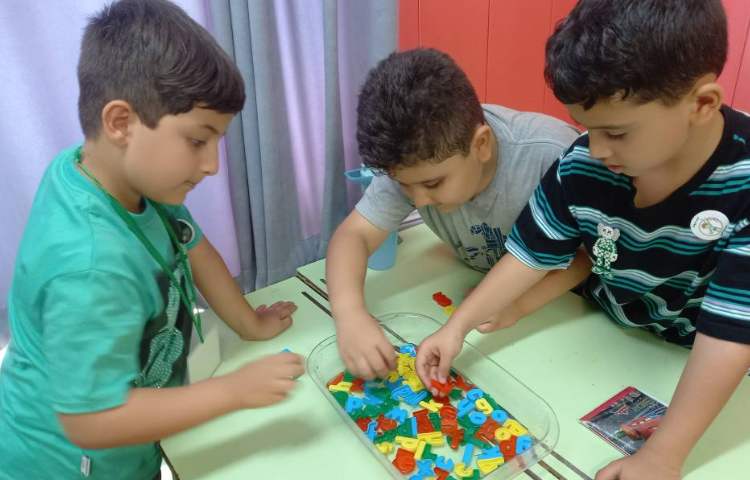 یادگیری حروف i/p/n از طریق بازی با حروف و آب