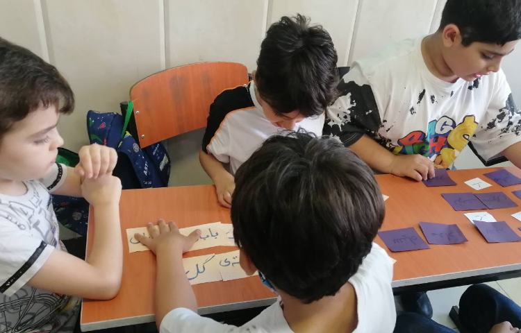 یادگیری -ِ ربط و ی میانجی، بامحل قرار گرفتن در کلمه با روش بازی در کلاس اجرا شد. 2